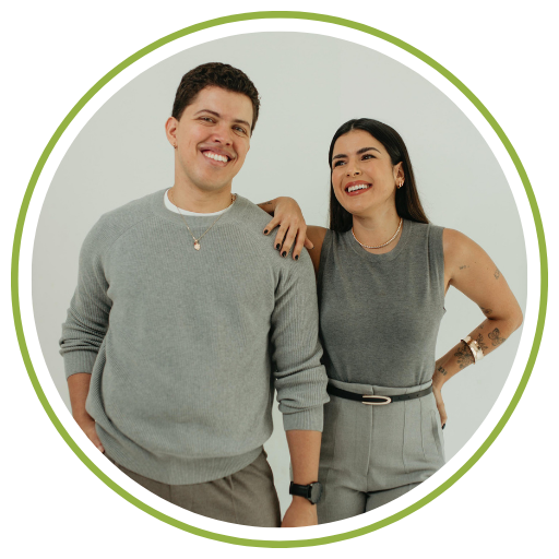 Mariana Virgínio e Ilo, apresentadores do podcast